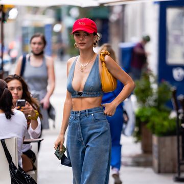 06022021 exclusive emily ratajkowski sports double denim while stepping out in new york city the 28 year old model wore a red baseball cap, denim top, baggy jeans, and white trainer video available salestheimagedirectcom please bylinetheimagedirectcomexclusive please email salestheimagedirectcom for fees before use