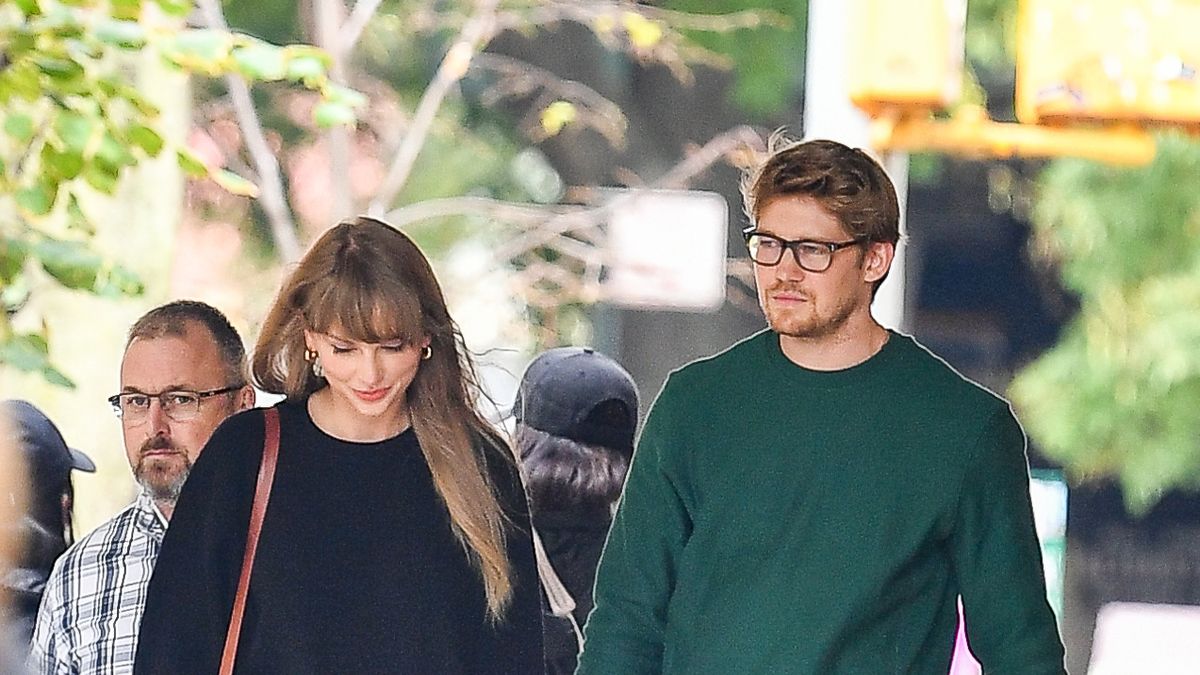 preview for WATCH Taylor Swift Dance During Pre-Oscars Date Night With Joe Alwyn!