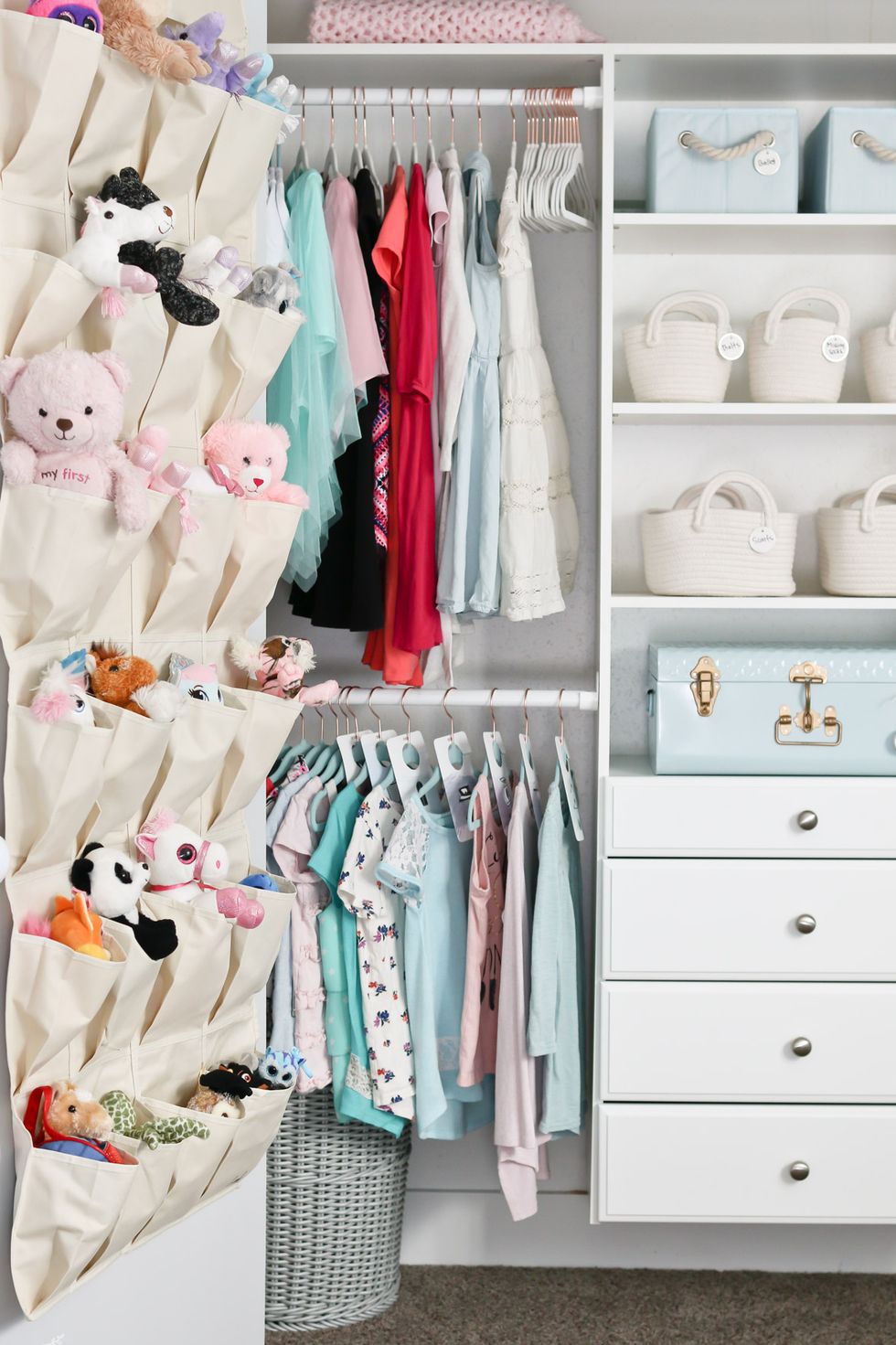 Ideas para guardar la ropa del bebé y mantener el armario bien ordenado