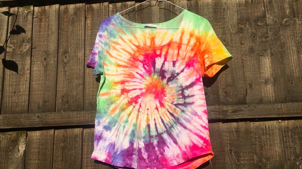 How to Tie Dye an Old White Shirt : 14 Steps (with Pictures