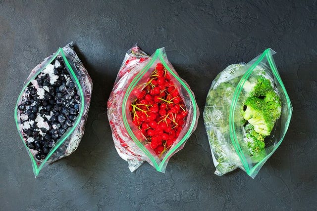 varias bolsas de congelar fruta y verdura con la comida dentro