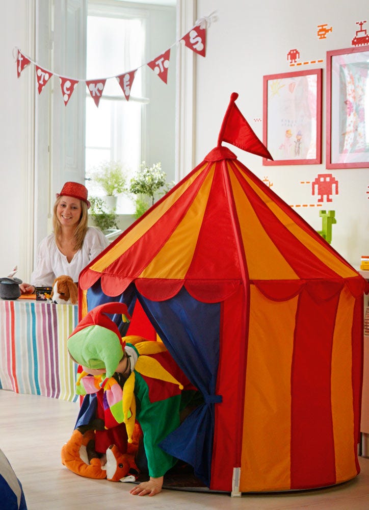 tienda con forma de circo infantil en el salón