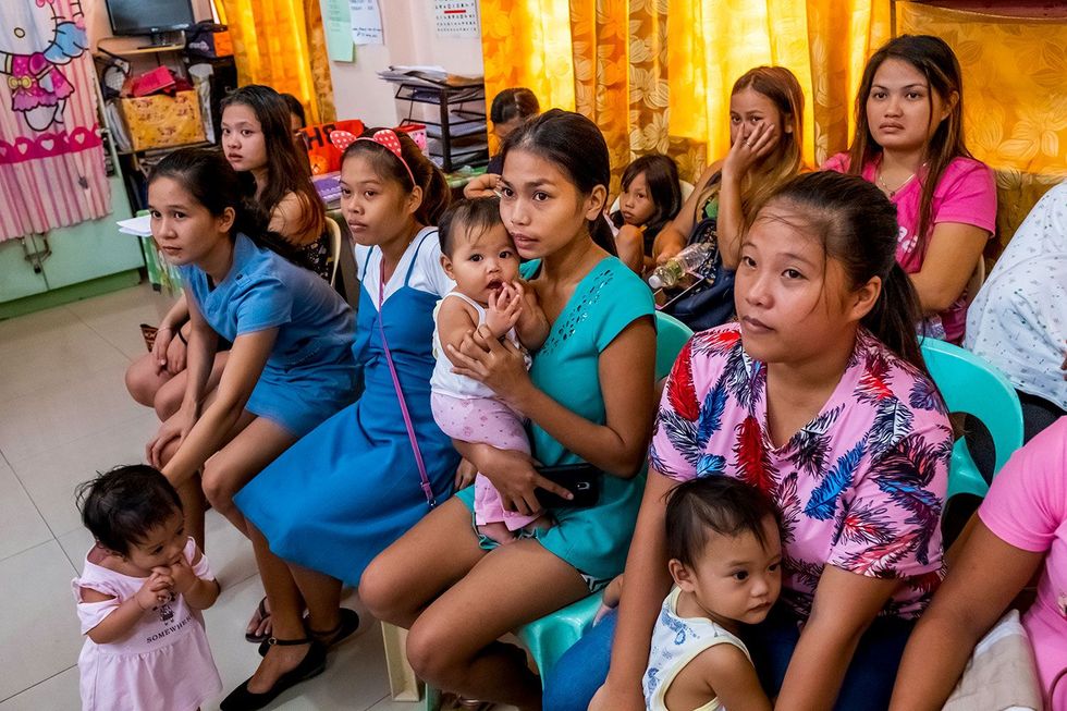 Jonge moeders en zwangere meisjes op een bijeenkomst over gezinsplanning in Barangay 8A Health Center in Davao Er is een groot gebrek aan seksuele voorlichting in de Filipijnen de katholieke kerk stelt dat onthouding de enige manier is om zwangerschap te voorkomen