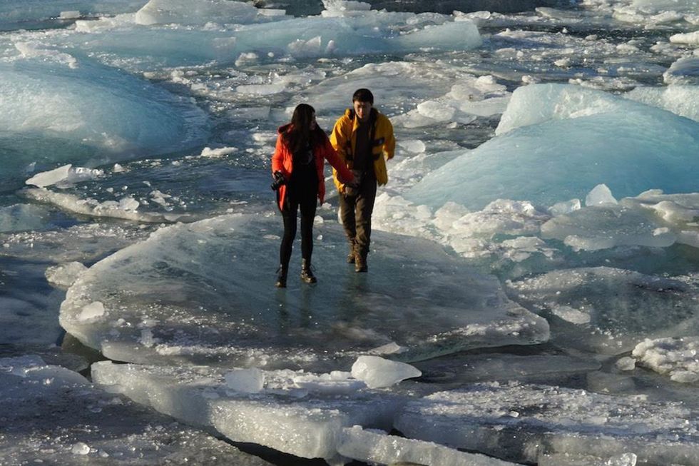 Dit is niet de eerste keer dat toeristen het gletsjermeer betreden Deze foto werd enkele weken eerder gemaakt