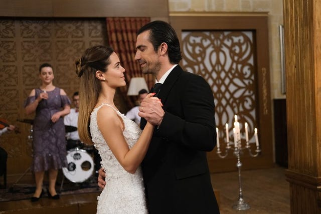 hakan y züleyha se casaron en una romántica ceremonia, mientras que fikret y zeynep tuvieron una primera cita y un nuevo enemigo amenazó con destruir la paz de los yaman