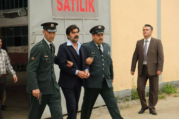 el hombre sufre su encierro en prisión, mientras que su hermano y hakan idean ya una forma de liberarle