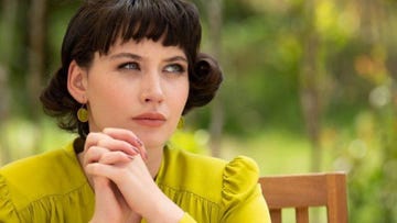 betül conduce sin rumbo fijo, con la esperanza de no ser atrapada por la policía, mientras que züleyha llora a hakan y asume con resignación su nuevo destino