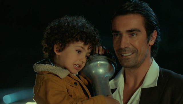 el pequeño desaparece para disgusto de su madre, que comienza a buscarlo como alma que lleva el diablo