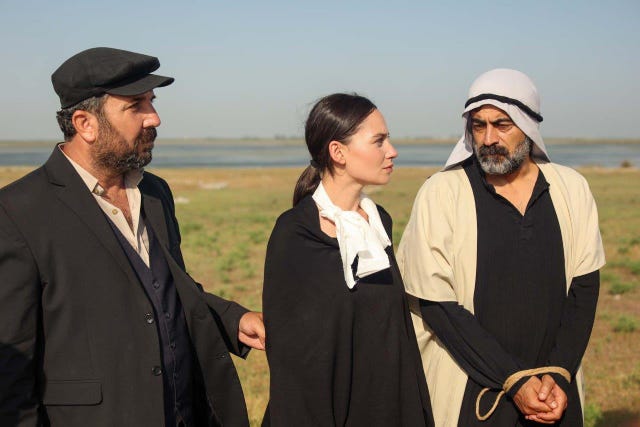 betül y abdülkadir escuchan la sentencia del juez, mientras que en la mansión yaman se prepara la boda de fikret y zeynep