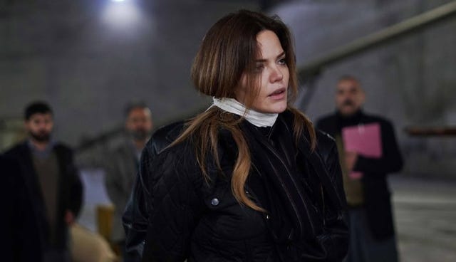 züleyha es raptada como parte de un plan de Çolak, que se sale de control y termina con una nueva muerte