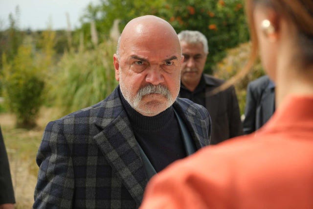 abdulkadir trata de llevarse a betül, para evitar que se case con Çolak, pero el intento de rapto se salda con una herido de bala, mientras que hakan toma una decisión sobre züleyha
