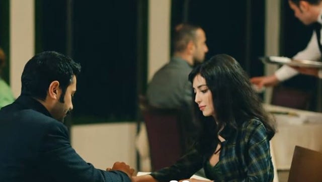 los primeros días de müjgan y yilmaz viviendo al lado de los yaman fueron de todo menos tranquilos