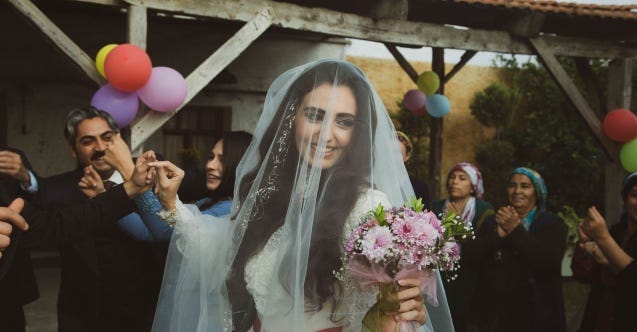 la joven se casa con Çetin en una romántica ceremonia, mientras que züleyha se acerca a demir y fikret desvela el secreto de adnan yaman en una carta