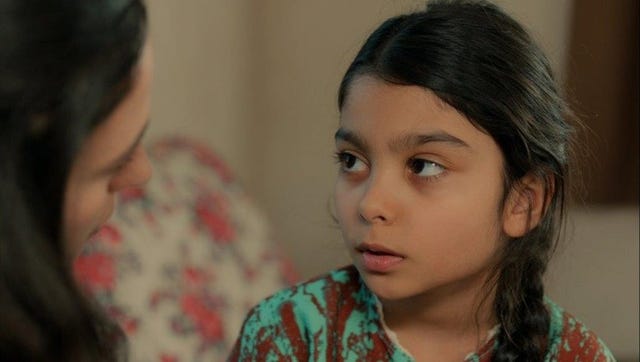 la madre de Üzüm finalmente falleció y ella tuvo que adaptarse a vivir con gaffur y saniye