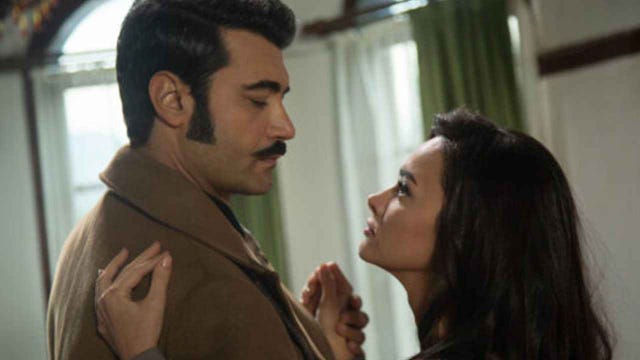 demir se rinde ante los encantos de la nueva doctora y pasa una primera noche de ella, iniciando así una aventura muy peligrosa