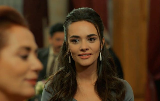 la doctora llega a Çukurova para ayudar en la venganza contra demir por otro lado, se descubre la verdadera identidad de fikret y behice se lleva una mala sorpresa con respecto a la herencia de yilmaz