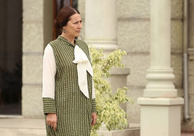 hünkar descubre que demir ha tenido contacto con la que fuera la amante de su padre y le echa de la hacienda