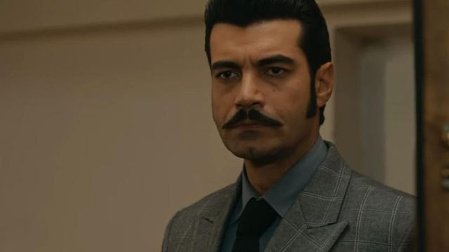 el hombre culpa a gülten de que yilmaz se haya llevado a adnan y la toma contra ella, mientras que fikret secuestra y tortura a un hombre