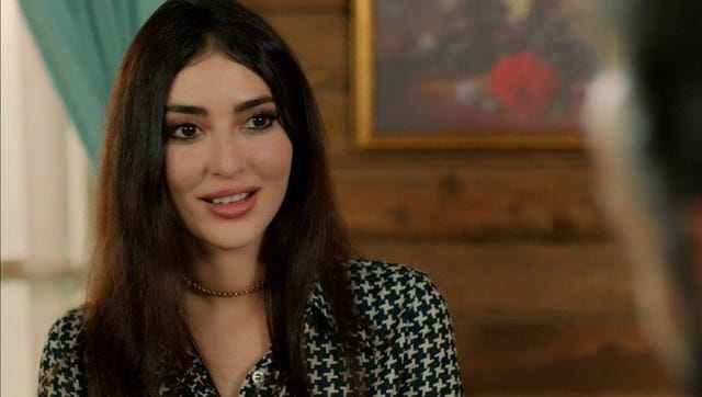 müjgan le dice a yilmaz que está esperando un bebé suyo y él reacciona de la forma menos esperada