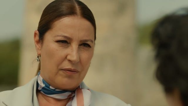 züleyha la acusa de haberle contado a demir sus planes de huida con yilmaz y la amenaza con un cuchillo