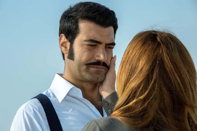 la mujer empieza a mirar a demir con otros ojos desde que yilmaz ya no está entre ellos