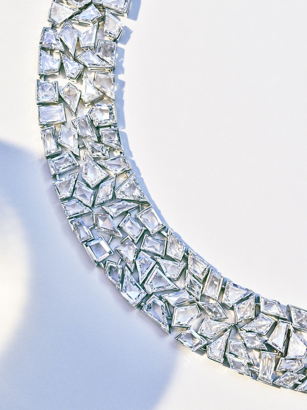 女神卡卡的紅毯項鍊超狂！花了365天製作，每一顆鑽石都是獨一無二的冰雪形狀！
