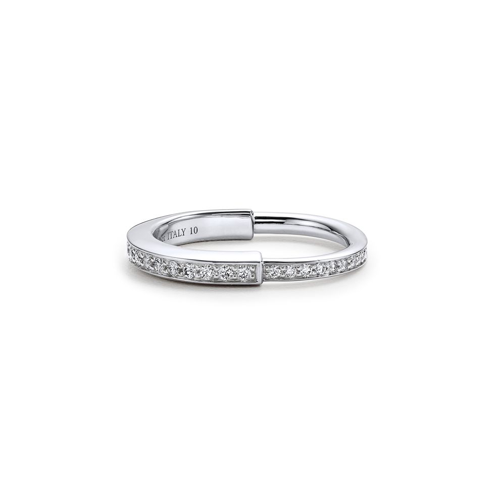 love lock 心有「鎖」屬！全新tiffany lock系列戒指，以經典優雅設計串起情人間浪漫的愛，連blackpink rosÉ也都在戴！