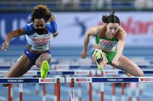 tiffany porter compite en los 60 metros vallas con mascarilla en los campeonatos de europa en pista cubierta de torun