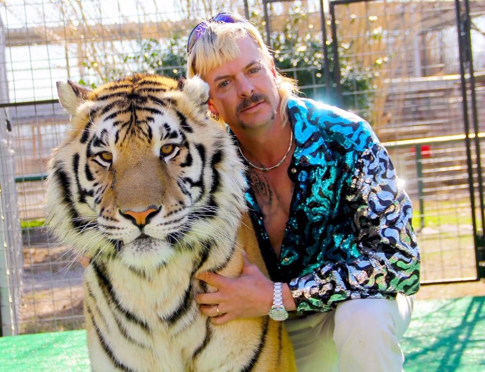el dueño de tigres joe exotic junto a un tigre imagen del documental tiger king