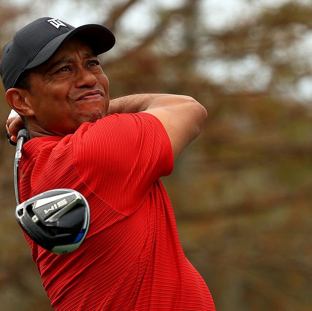 tiger woods swings his driver at final round of pnc championship