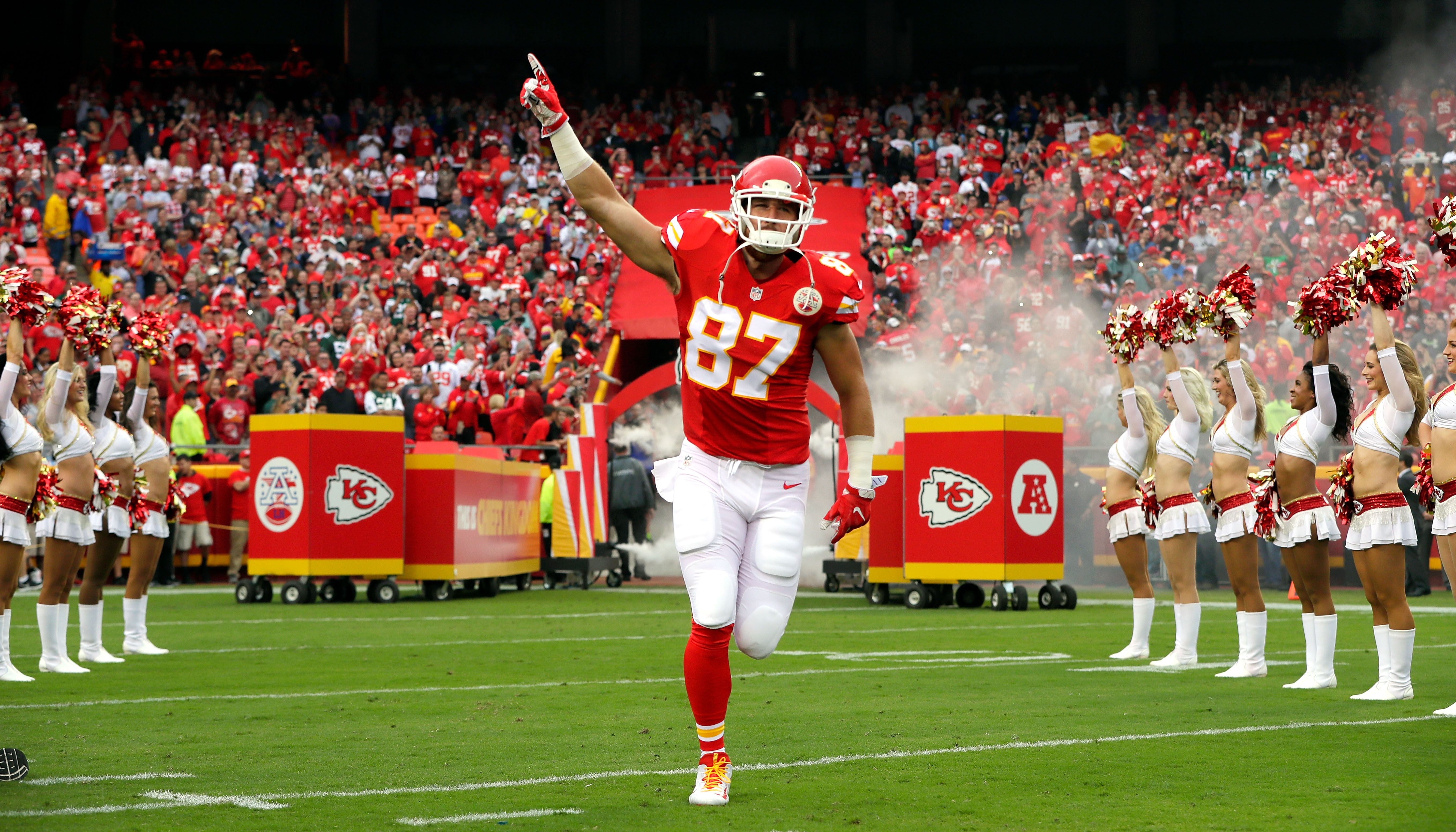 Chiefs fan creates one-of-a-kind Mahomes jersey out of 40,000 tiny