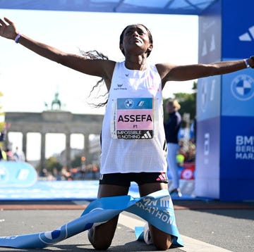 tigist assefa celebra su récord del mundo en el maratón de berlín