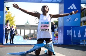 tigist assefa celebra su récord del mundo en el maratón de berlín