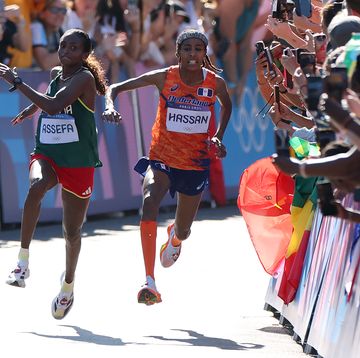 sifan hassan op weg naar olympisch goud op de marathon in parijs