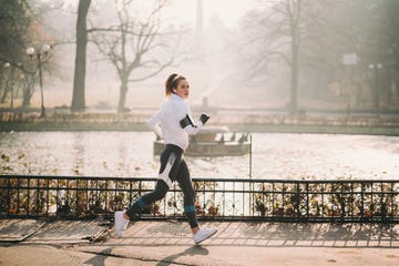 vrouw loopt hard in het park in de winter