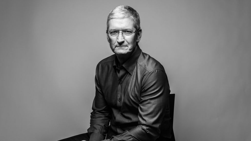 Trải qua nhiều năm học tập và làm việc, Tim Cook đã trở thành một CEO thành công của Apple. Hãy cùng khám phá hành trình sự nghiệp của ông ấy qua những hình ảnh liên quan.