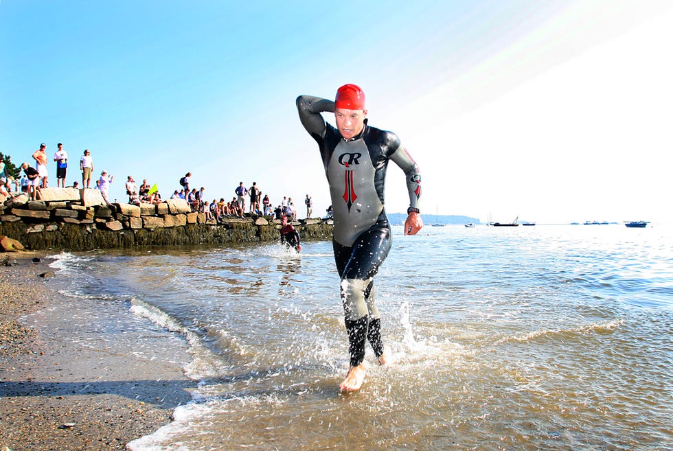 randall woods sale del agua en la playa de east end durante el triatlón the zone urban epic en portland el 26 de julio de 2008