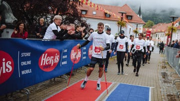 el corredor tim marovt con muletas durante unas de sus carreras de 10k