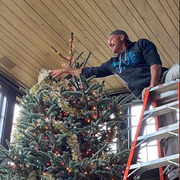 tim mcgraw decorating huge christmas tree