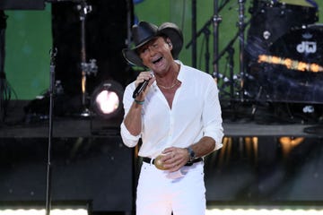 tim mcgraw performs on abc good morning america