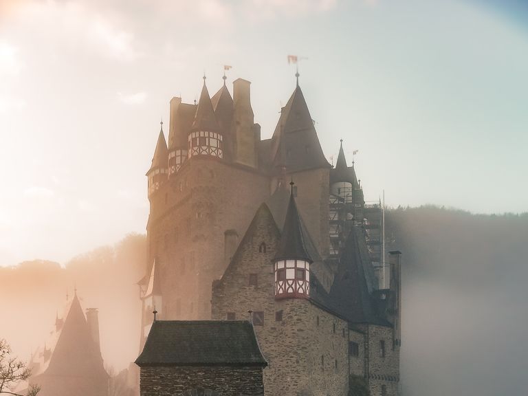 Reflection, Water castle, Castle, Atmospheric phenomenon, Sky, Morning, Water, Atmosphere, Mist, Château, 