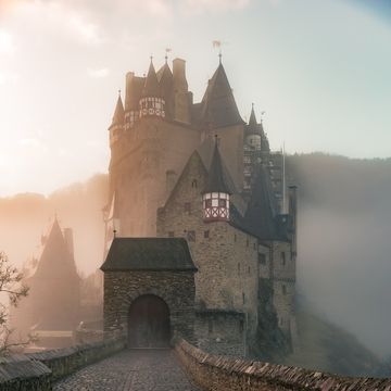 Reflection, Water castle, Castle, Atmospheric phenomenon, Sky, Morning, Water, Atmosphere, Mist, Château, 