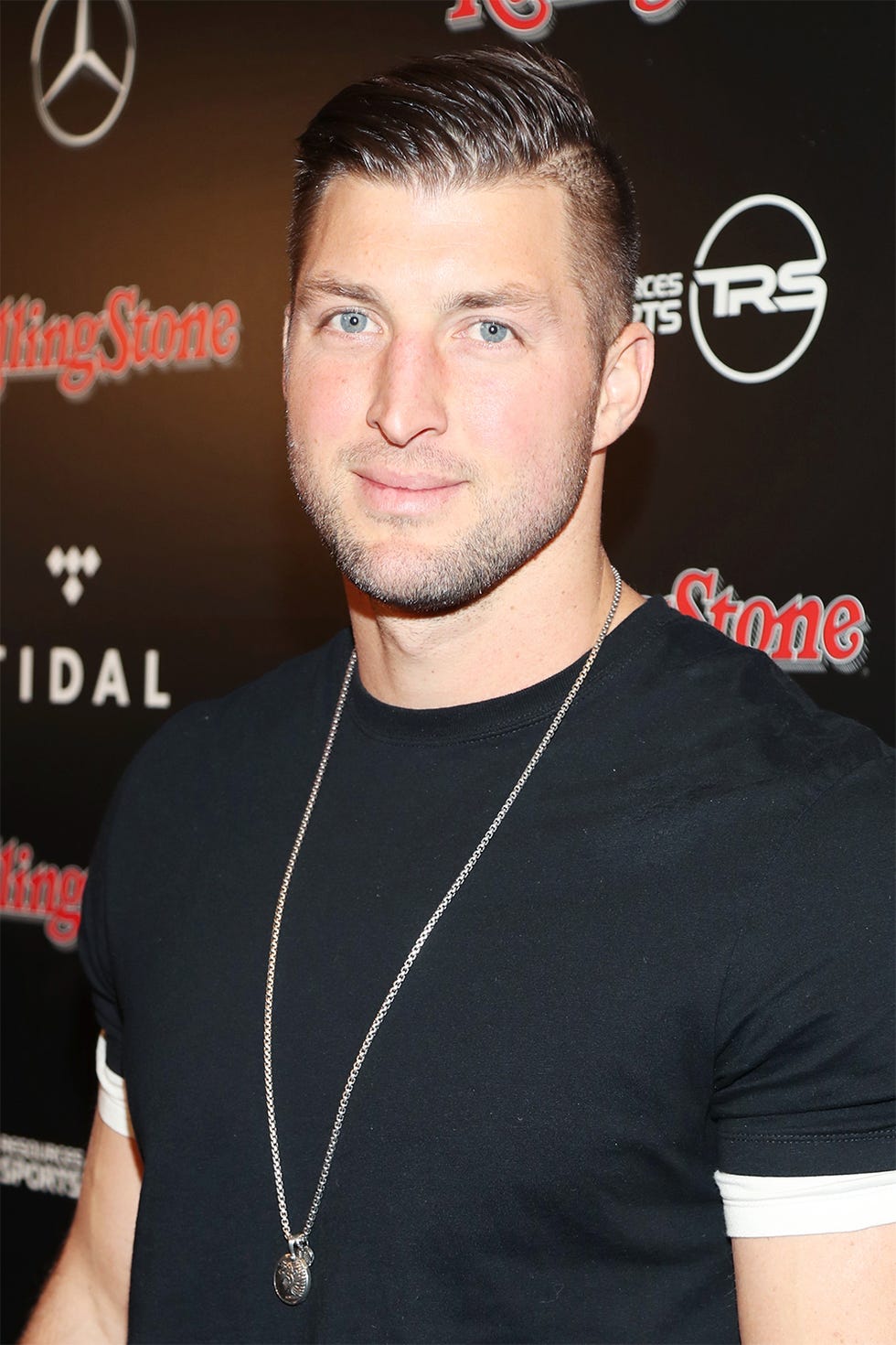 Hair, Hairstyle, Facial hair, Chin, Forehead, Neck, Beard, Premiere, Chest, Ear, 