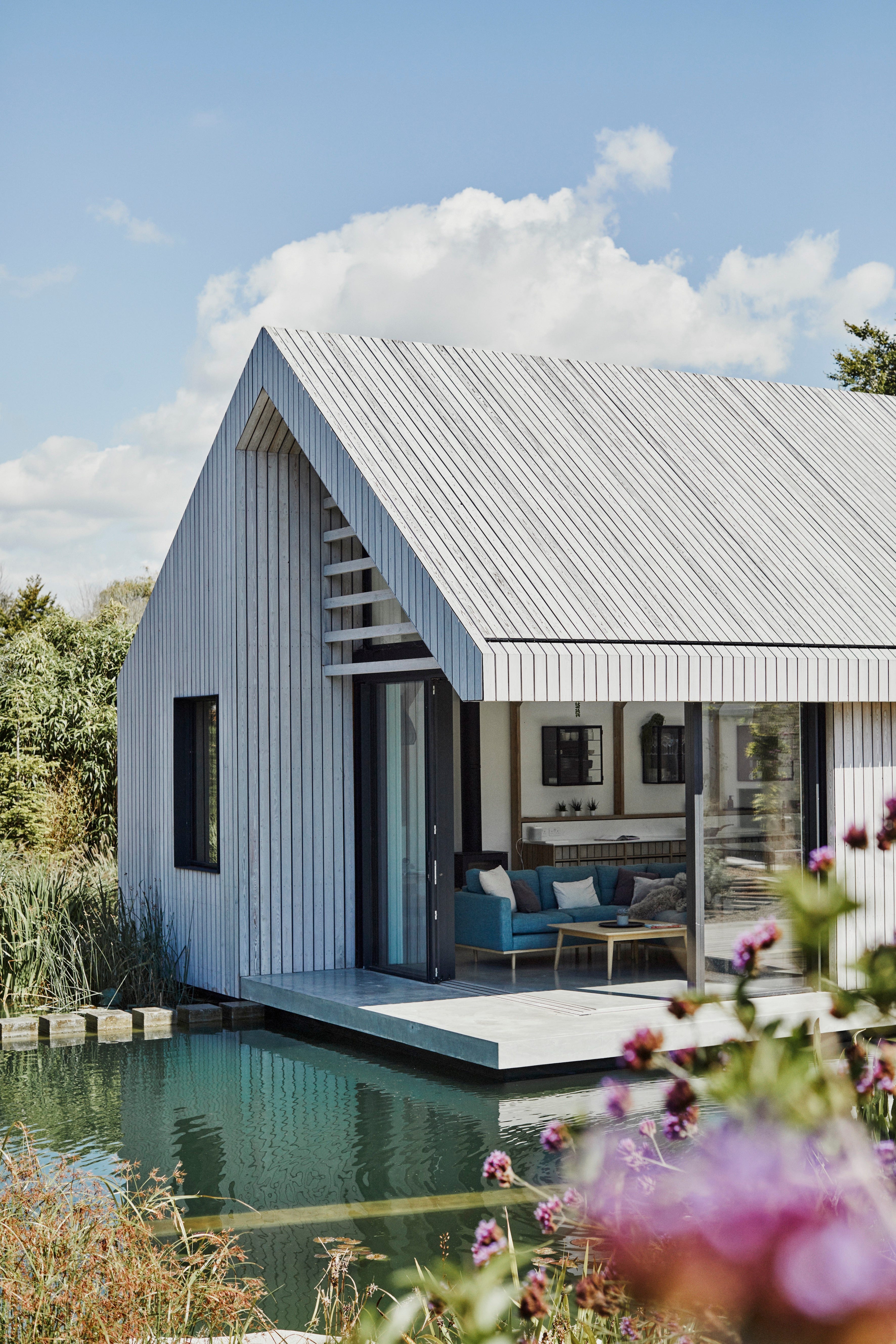 casa moderna en la naturaleza con piscina natural