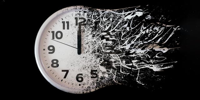 Time's running out. Часы черно белые. Time is Running out. Time is Running out обои. Ход времени.