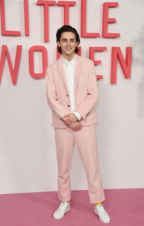 timothee chalamet traje rosa zapatillas blancas