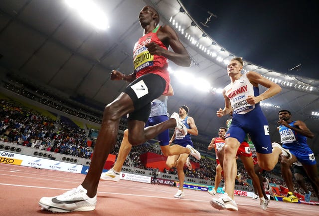 el keniano timothy cheruiyot y el noruego filip ingebrigtsen corren la final mundial de 1500m de doha 2019