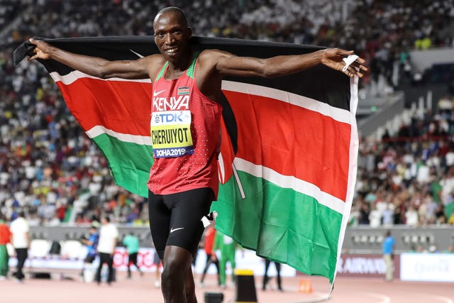 timothy cheruiyot celebra con la bandera de kenia su triunfo en los 1500 metros del mundial de doha