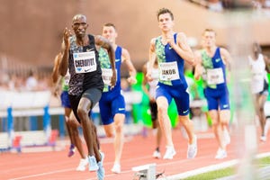 cheruiyot y jakob ingebrigtsen en la carrera de 1500m de mónaco en la que gana jesús gómez