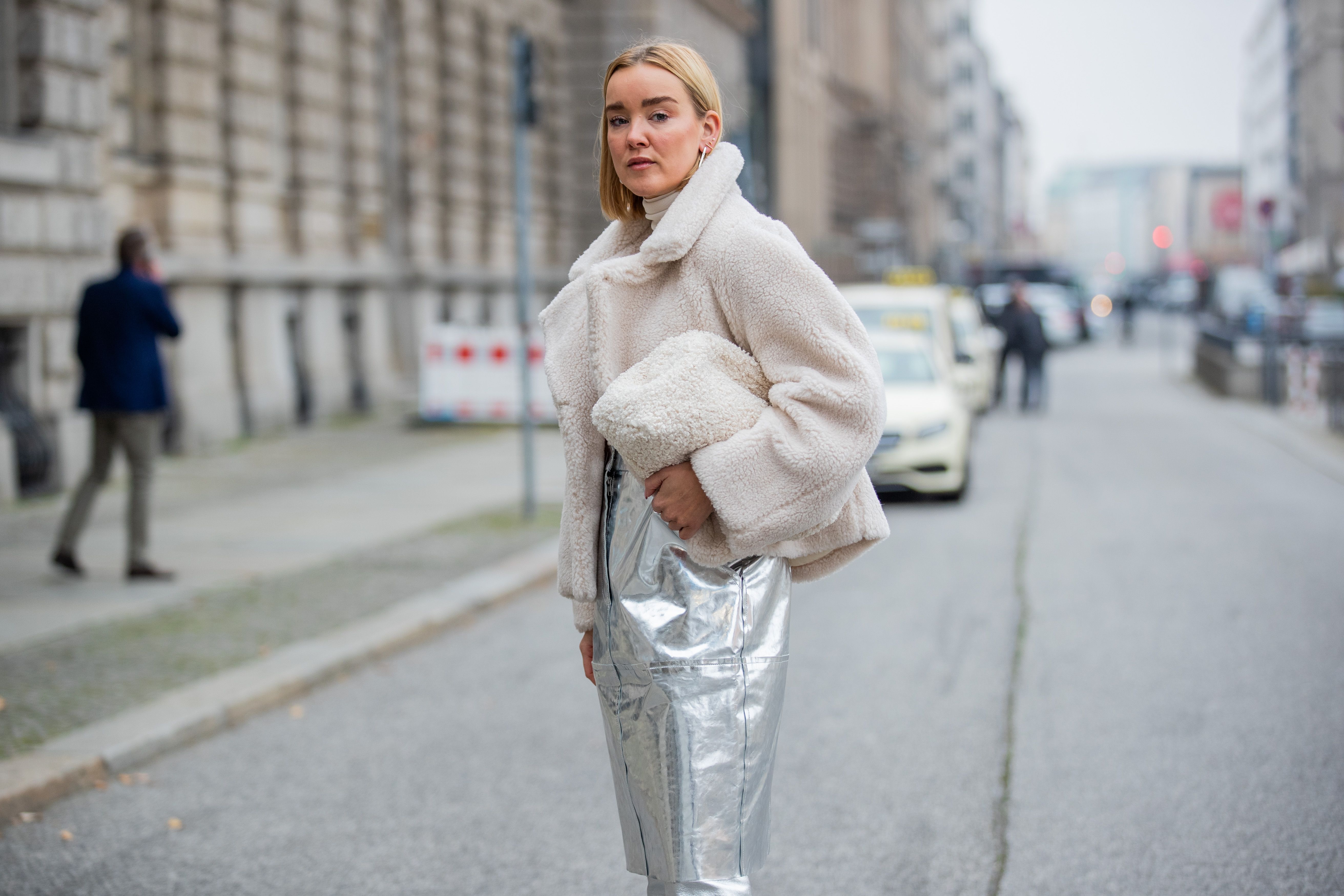 Moda urbana: cómo usar sudaderas oversized y combatir el frío con estilo